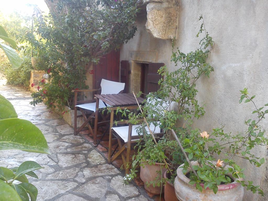 Porfyrousa Traditional Hotel Milopotamos  Exteriör bild